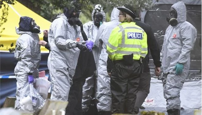 Συναγερμός στην Αγγλία: Δηλητηριάστηκε με Νόβιτσοκ το ζευγάρι, όπως και οι Σκριπάλ